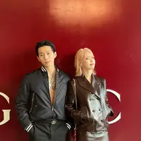 Keputusan IU mengganti warna rambut sebelum ke Milan jadi keputusan tepat. Ia terlihat begitu bersinar di tengah tamu undangan yang hadir [@dlwlrma]