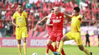 Striker impor PSM Nemanja Vucicevic berduel dengan bek Sriwijaya FC Fachrudin Aryanto. (Liga Indonesia)