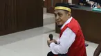 Terdakwa penyebaran berita bohong tentang 7 kontainer berisi surat suara Pemilu 2019 yang telah tercoblos, Bagus Bawana Putra saat menjalani sidang perdana di Pengadilan Negeri Jakarta Pusat, Kamis (4/4). Sidang mendengar dakwaan dari Jaksa Penuntut Umum. (Liputan6.com/Helmi Fithriansyah)