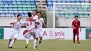 Pemain Vietnam melakukan selebrasi usai mencetak gol ke gawang Indonesia saat laga AFF U-18 di Stadion Thuwunna, Yangon, Senin (11/9). Hingga peluit akhir, Indonesia tidak mampu mengejar kekalahah 3-0 dari Vietnam. (Liputan6.com/Yoppy Renato)