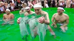 Seorang peserta mandi air dingin memeluk balok es di Teppozu Inari Shinto Shrine di Tokyo, Jepang (8/1). Acara tersebut merupakan ritual musim dingin yang diyakini dapat menjaga kesehatan mereka. (AP Photo/Shizuo Kambayashi)