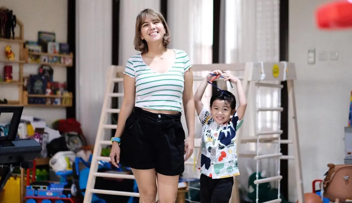 Lewat akun Instagramnya, Tya membagikan kabar tersebut. Ia mengunggah foto Kanaka yang tengah terbaring di tempat tidur rumah sakit. Meski begitu, anak sulung Tya dan Irfan Ratinggang ini tetap tersenyum manis ke kamera. (Instagram/tya_ariestya)