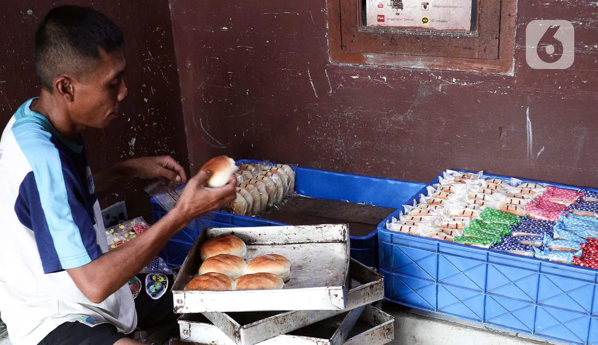 Pekerja mengemas roti di industri roti rumahan Langgeng Sari di kawasan Pejompongan, Jakarta, Selasa (6/9/2022). Dalam waktu dekat, mereka juga akan menaikkan harga jual karena melonjaknya harga bahan bakar minyak (BBM). (Liputan6.com/Herman Zakharia)