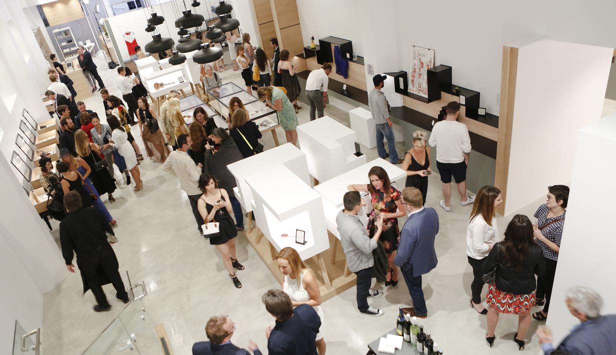 Sejumlah orang saat mengunjungi pembukaan Museum of Broken Relationships di Los Angeles, California, 2 Juni 2016. Museum patah hati ini didirikan khusus untuk memajang barang-barang pemberian mantan pacar (Randy Shropshire/GETTY IMAGES NORTH AMERICA/AFP)