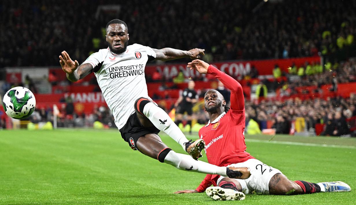 Tertinggal satu gol, Charlton Athletic banyak mengandalkan serangan balik untuk mencari gol penyeimbang. Namun hingga berakhirnya babak pertama usaha Corey Balckett-Taylor dkk belum membuahkan hasil akibat penyelesaian akhir yang lemah. (AFP/Oli Scarff)