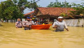Petugas dari Polresta Cirebon membantu evakuasi warga korban banjir. Foto (Istimewa)