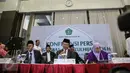 Dirjen Bimbingan Masyarakat Islam Kementerian Agama Machasin (tengah) memberikan keterangan pers hasil sidang Itsbat di Jakarta, Minggu (13/9). Kemenag menetapkan Hari Raya Idul Adha 1436 H jatuh pada 24 September 2015. (Liputan6.com/Faizal Fanani)