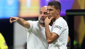 Pep Guardiola, Pelatih Kepala Manchester City, memberikan instruksi kepada Rodri #16 dalam pertandingan Grup G Piala Dunia Antarklub 2025 antara Manchester City FC dan Al Ain FC di Stadion Mercedes-Benz pada 22 Juni 2025 di Atlanta, Georgia. (Alex Grimm/Getty Images via AFP)
