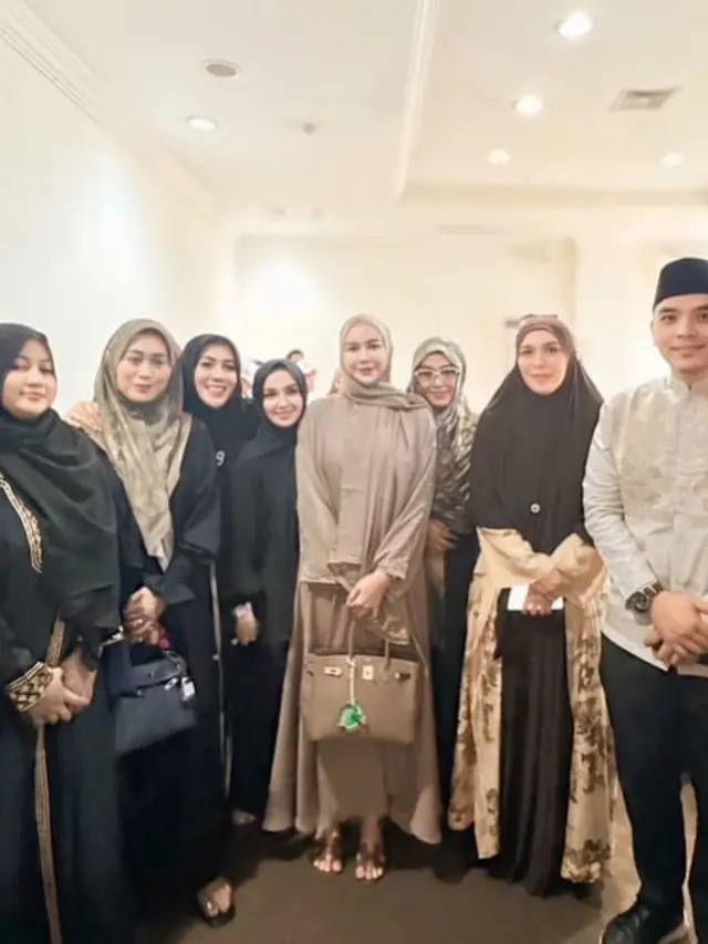 Aura Kasih saat hadir Kajian. [@aurakasih]