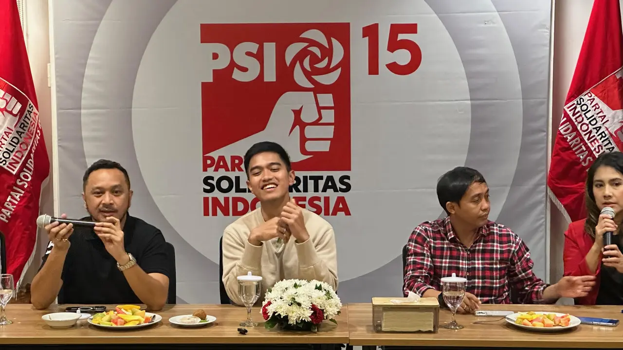Ketua Umum (Ketum) Partai Solidaritas Indonesia (PSI) Kaesang Pangarep usai memimpin rapat perdana dengan Jajaran PSI di  Kantor DPP PSI, Jakarta Pusat, Selasa (26/9/2023).