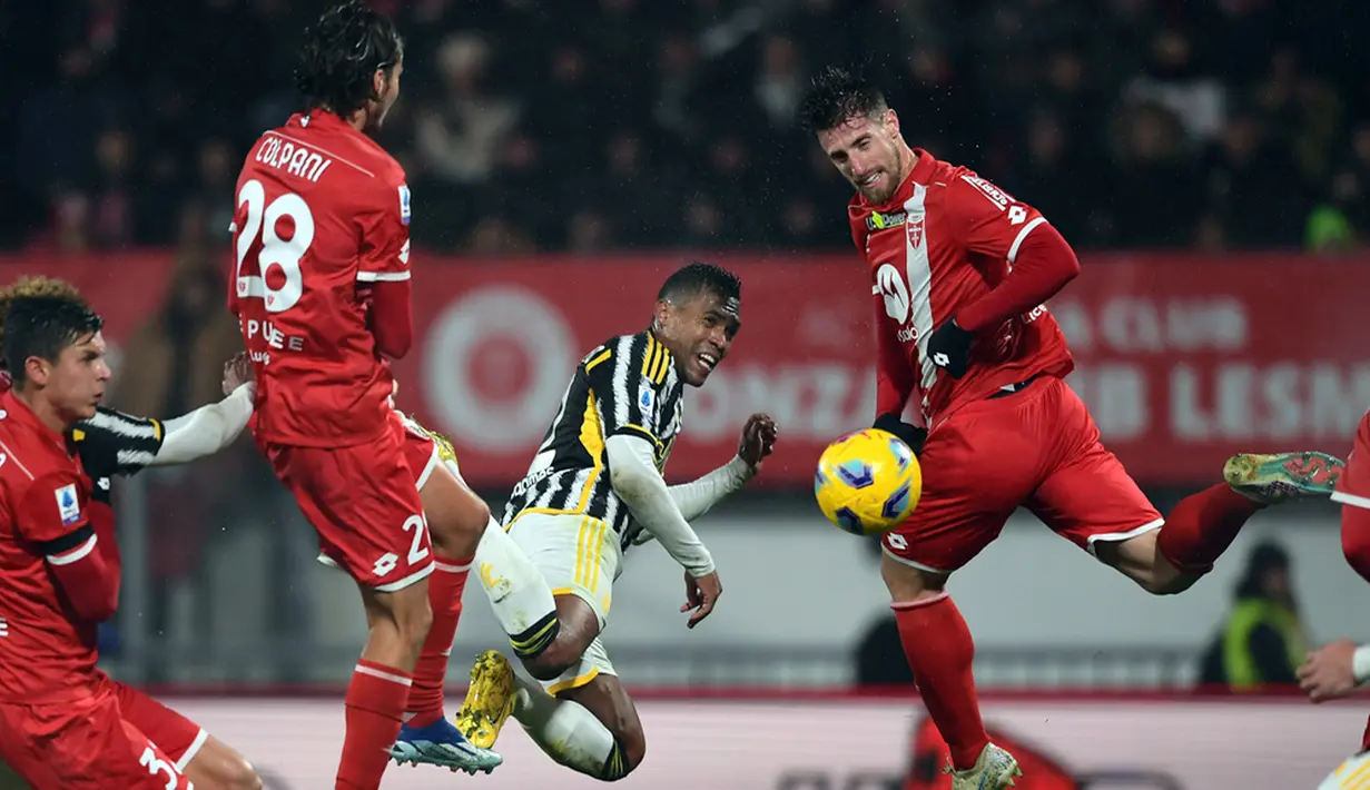 Juventus langsung menekan Monza sejak menit awal. Mereka sudah mendapat peluang bagus untuk unggul pada menit ke-8. Wasit memberikan hadiah penalti akibat Andrea Cambiaso dilanggar Giorgos Kyriakopoulos. Sayangnya eksekusi penalti penyerang Dusan Vlahovic gagal membuahkan gol. (Claudio Grassi/LaPresse via AP)