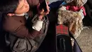 Hal ini terlihat dari berbagai foto dan video behind the scene yang dirilis, menunjukkan suasana syuting yang hangat dan penuh semangat. Foto-foto yang dibagikan IU di Instagram pun memperlihatkan suasana ceria dan keakraban mereka, mendapatkan respon positif yang luar biasa dari para penggemar. (Liputan6.com/IG/@dlwlrma)
