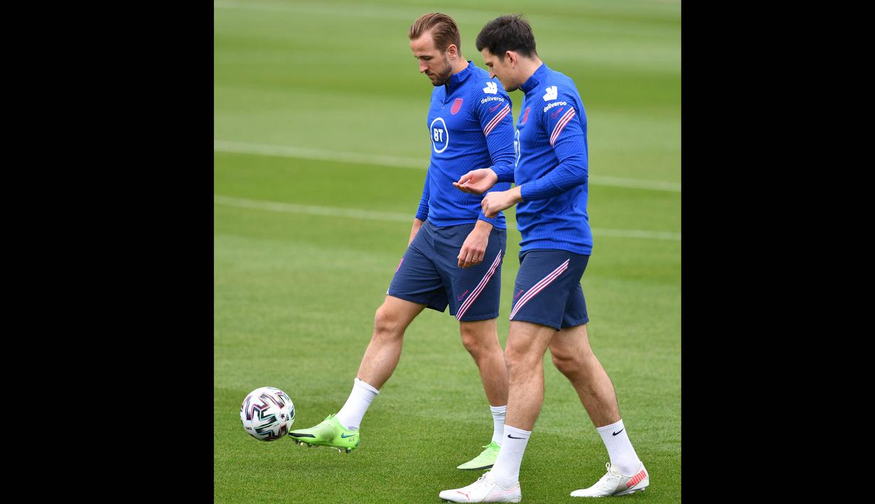 Kembali berlatihnya Harry Maguire jelang Euro 2020 seakan menjawab keyakinan rekan-rekan setimnya terutama kapten tim Harry Kane yang yakin sejak awal sudah melihat tanda-tanda positif kembali bugarnya Maguire. (Foto: AFP/Justin Tallis)