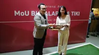 Bukalapak menandatangani perjanjian kerja sama (MoU) dengan jasa kurir PT Citra Van Titipan Kilat (TIKI), Rabu (7/6/2017). (Deny/Liputan6.com)