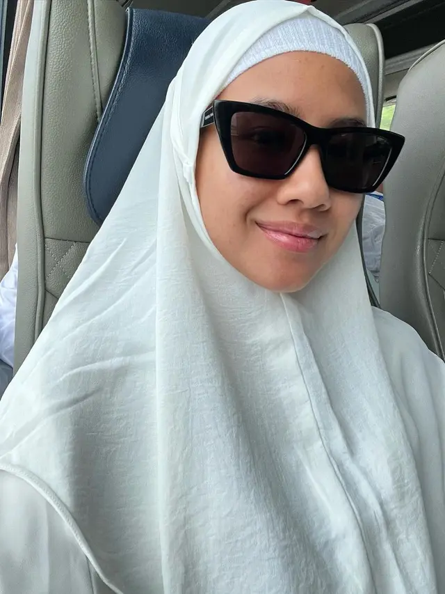 7 Potret Shenina Cinnamon Jalani Ibadah Umroh, Penampilan Berhijab Curi Perhatian