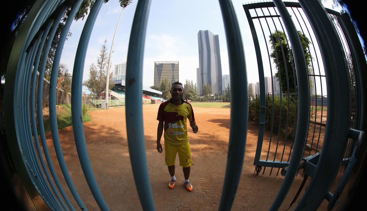 Pose Titus Bonay seusai latihan Sriwijaya FC di Stadion Soemantri Brojonegoro, Jakarta, Jumat (16/10/2015) pagi WIB. (Bola.com/Nicklas Hanoatubun)