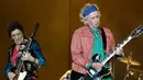 Musisi The Rolling Stones, Ronnie Wood dan Keith Richards saat tampil dalam konser bertajuk No Filter di The Velodrome Stadium, Marseille, Prancis, Selasa (26/6). (AFP PHOTO / Boris Horvat)