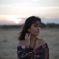Wanit ayang pernah mengenyam pendidikan khusus bermain drum ini tampak cantik dengan kain etnik khas Sumba, Nusa Tenggara Timur. Banyak netizen yang memuji kecantikannya. (Liputan6.com/IG/@titiradjopadmaja)