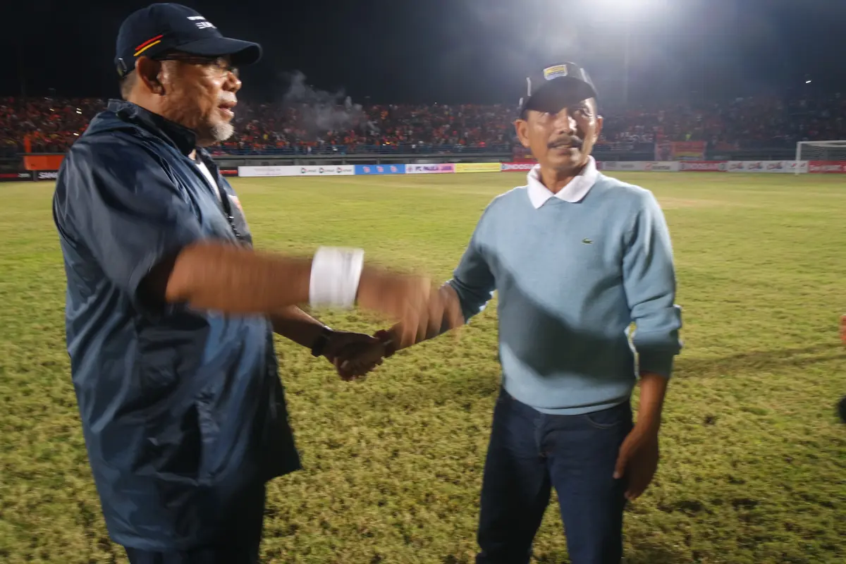 Iwan Setiawan sedang bersalaman dengan Djajang Nurdjaman di Stadion Segiri, Minggu (20/9/2015)