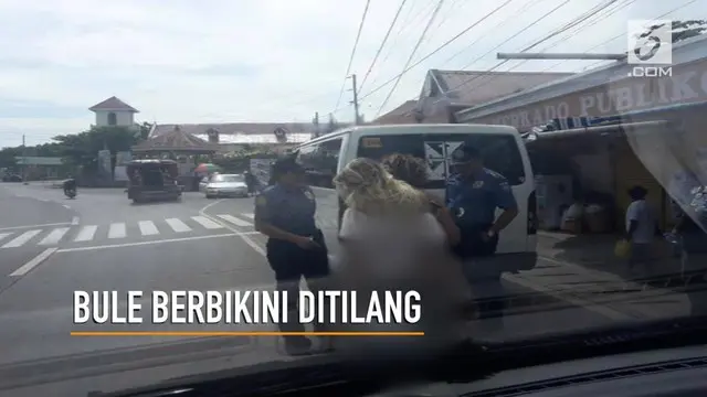 Bule diberhentikan polisi saat sedang mengendarai motor di tengah kota Baclayon, Filipina.