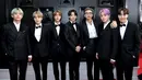 Boyband BTS saat hadir perdana pada perhelatan Grammy Awards 2019 di Staples Center, Los Angeles, Minggu (10/2). Selain masuk nominasi, BTS juga akan tampil di atas panggung sebagai penampil dan pembaca pemenang. (Neilson Barnard/Getty Images/AFP)