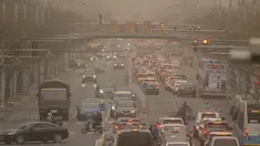 Mobil dan pejalan kaki menyusuri jalan yang diselimuti debu dan kabut di Beijing, Jumat, 10 Maret 2023. Pencakar langit menghilang ke dalam kabut dan kualitas udara anjlok saat ibu kota China diselimuti badai debu dan polusi berat. (AP Photo/Mark Schiefelbein)