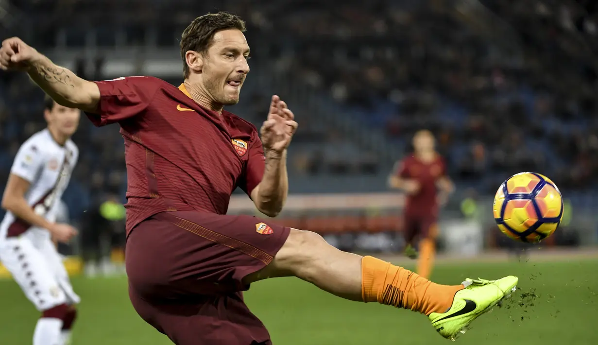 4. Francesco Totti. Legenda AS Roma ini mengenakan kaos kaki rendah sebagai simbol fesyen yang melekat pada Italia yang ber-ibu kota di Roma sebagai rumah mode dunia. (AFP/Andreas Solaro)