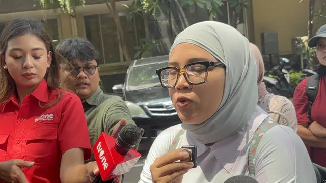Aktivis HAM Fatia Maulidiyanti usai mendampingi pihak keluarga Delpedro Marhaen dan kawan-kawan di Polda Metro Jaya, Rabu (10/9/2025).