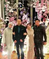 Artis senior Annisa Trihapsari memiliki putra yang sudah beranjak dewasa. Rafi Pangestu, anak pernikahan Annisa dengan Adjie Pangestu. Berikut beberapa potret Rafi yang berpostur tinggi seperti sang ayah dan juga tampan yang jarang tersorot. [Instagram/hapsarianissa29]