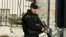 Petugas polisi saat berjaga disekitar lokasi serangan bom di Tunisia, (25/11). Akibat peristiwa ini pemerintah Tunisia memberlakukan keadaan darurat nasional. (REUTERS/Zoubeir Souissi)