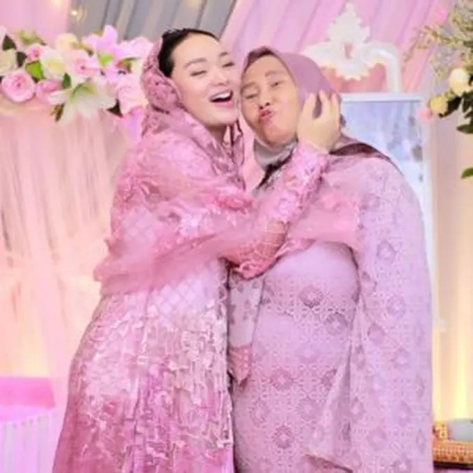 Potret hangat Zaskia Gotik dengan ibunya (Instagram/zaskia_gotix)