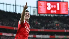 Pemain Arsenal, Granit Xhaka melakukan selebrasi setelah mencetak gol keempat timnya ke gawang Leeds United pada laga pekan ke-29 Liga Inggris 2022/2023 di Emirates Stadium, London, Minggu (02/04/2023) dini hari WIB. The Gunners menang dengan skor 4-1. (AFP/Glyn Kirk)
