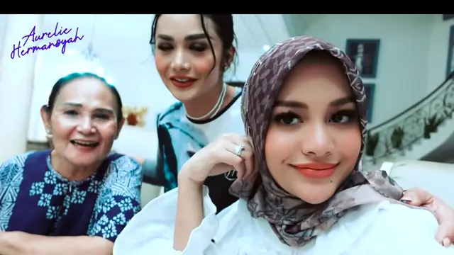 Krisdayanti bersama dengan ibundanya, serta Aurel Hermansyah.