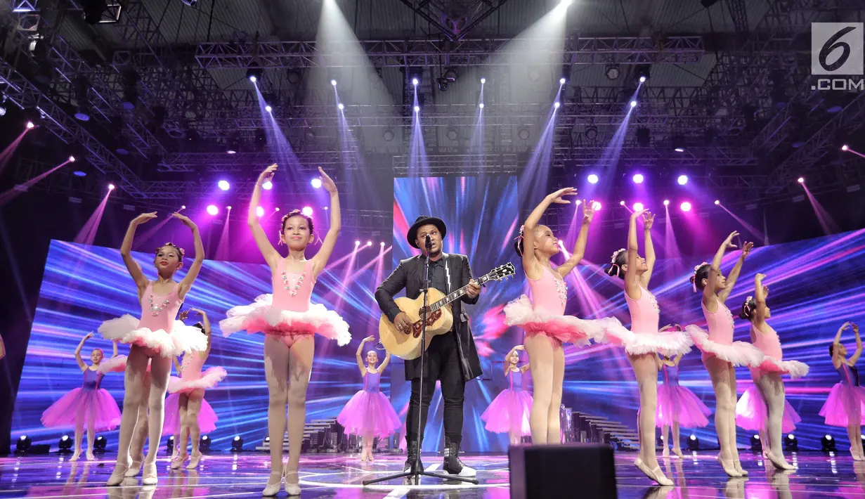 Penampilan Virgoun membawakan lagu berjudul "Bukti" pada malam puncak HUT ke-28 SCTV di ICE BSD, Tangerang Selatan, Jumat (24/8). Sejumlah musisi dan pemain sinetron turut memeriahkan HUT SCTV ke-28. (Liputan6.com/Faizal Fanani)