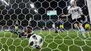 Pemain Jerman Marco Reus berhasil membobol gawang Swedia dalam pertandingan Piala Dunia 2018 di Stadion Fisht, Rusia (23/6). Marco Reus membuat skor sama kuat ketika laga babak kedua berjalan tiga menit. (AP/ Thanassis Stavrakis)
