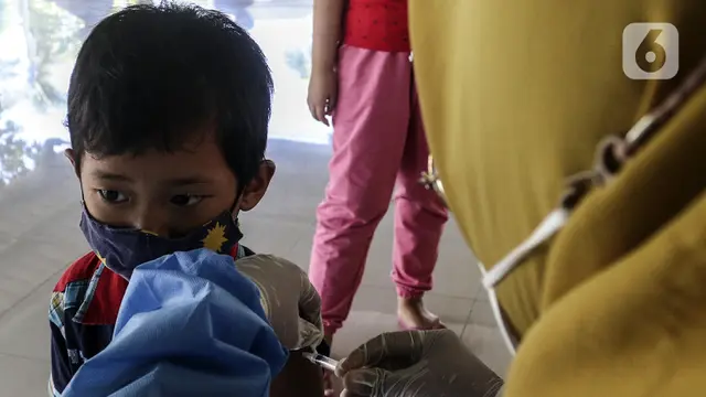 FOTO: Antusiasme Warga Ikuti Vaksinasi Booster COVID-19 untuk Mudik Lebaran