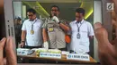 Kabid Humas Polda Metro Jaya, Kombes Pol Argo Yuwono (tengah) menunjukkan barang bukti beserta tersangka kasus narkotika jenis sabu di Polda Metro Jaya, Jakarta, Rabu (16/1). (Liputan6.com/Immanuel Antonius)