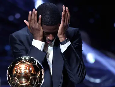 Penyerang Prancis Paris Saint-Germain, Ousmane Dembele bereaksi setelah menerima penghargaan Ballon d'Or selama upacara penghargaan Ballon d'Or France Football 2025 di Teater du Chatelet, Paris pada 22 September 2025 waktu setempat atau Selasa (23/9/2025) dini hari WIB. (Franck FIFE/AFP)
