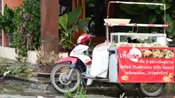 Kondisi kendaraan pedagang yang rusak akibat ledakan bom di kawasan resor Hua Hin, Thailand, Jumat (12/8). Bom pertama meledak di resor mewah Bangkok Selatan dan bom kedua meledak di lokasi yang sama yaitu di sebuah bar. (Munir Uz ZAMAN/APF/AFP)