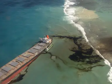 Tumpahan minyak mencemari lepas pantai tenggara Mauritius, Minggu (9/8/2020). Mauritius memberlakukan status darurat setelah kapal Jepang, MV Wakashio, kandas dan menumpahkan 1.000 metrik ton minyak mentah. (Gwendoline Defente/EMAE via AP)