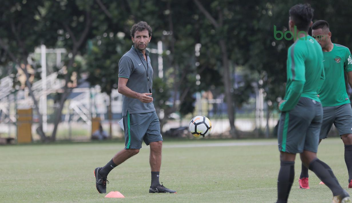 Pelatih Timnas Indonesia, Luis Milla terus memantau pemain timnas saat latihan di Lapangan ABC Senayan, Jakarta (21/2/2018). Latihan ini merupakan persiapan Asian Games 2018. (Bola.com/Nick Hanoatubun)