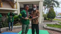 Atlet panjat tebing Jawa Timur Fathur Roji mendapatkan bonus dari kampusnya, Universitas Muhammadiyah Surabaya (UMS) (Dian Kurniawan/Lipiutan6.com)