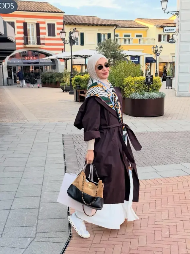 Shireen Sungkar Saat Liburan ke Italia dan Spanyol pakai long coat. [@shireensungkar]