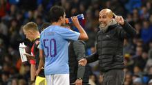 Pelatih Manchester City, Pep Guardiola, memberi arahan kepada Eric Garcia saat melawan Southampton pada laga Piala Liga Inggris di Stadion Etihad, Selasa (29/10). Manchester City menang 3-1 atas Southampton. (AP/Rui Vieira)
