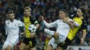 Bintang Real Madrid, Cristiano Ronaldo, berebut bola dengan bek Dortmund, Neven Subotic, pada laga Liga Champions di Stadion Santiago Bernabeu, Madrid, Rabu (6/12/2017). Madrid menang 3-2 atas Dortmund. (AP/Francisco Seco)