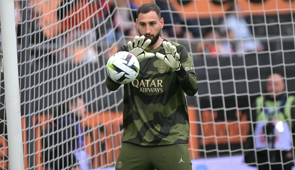 Gianluigi Donnarumma dikaitkan dengan Manchester City belakangan ini. Kiper PSG itu kabarnya menjadi target Manchester City untuk menggantikan Ederson. Donnarumma sekarang dianggap sebagai salah satu kiper terbaik di dunia. (DAMIEN MEYER / AFP)