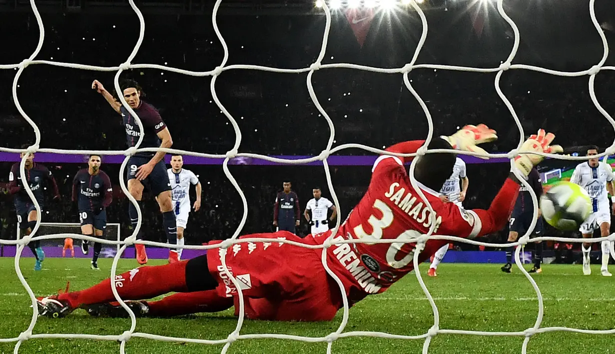 Kiper Troyes, Mamadou Samassa, berhasil menepis tendapan penalti dari striker PSG, Edinson Cavani, pada laga Ligue 1 Prancis di Stadion Parc des Princes, Paris, Rabu (29/11/2017). PSG menang 2-0 atas Troyes. (AFP/Franck Fife)