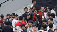 Foto: Momen Pemain Baru Persija Jakarta, Shayne Pattynama Nikmati Laga Timnas Futsal Indonesia di Piala Asia