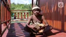 Seorang anak usai latihan tari di rumah seni Sawinggrai, Raja Ampat, Papua Barat (22/11/2019). Pembangunan rumah seni ini sebagai dukungan terhadap pelestarian seni dan budaya masyarakat setempat yang menjadi bagian dari potensi objek wisata unggul di Raja Ampat. (Liputan6.com/Herman Zakharia)