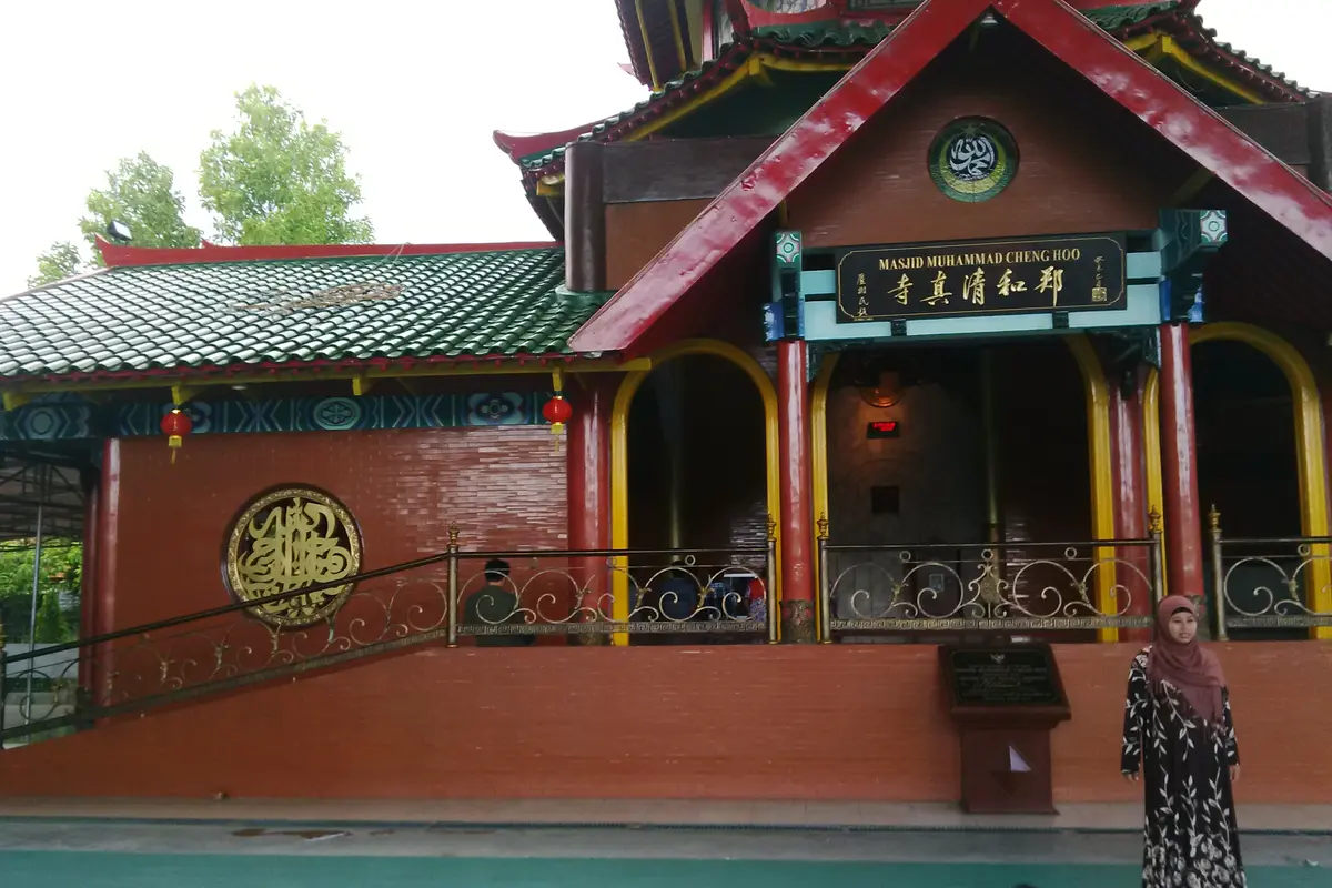 Puluhan Lampion Imlek Hiasi Masjid Cheng Ho Surabaya